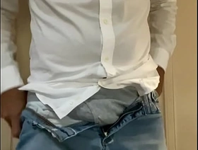 Fazendeiro na punheta enquanto os clientes esperam hot wrestling unconcerned porn