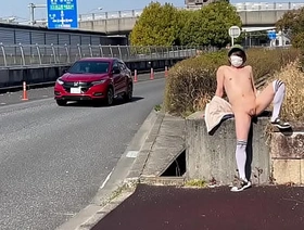 女装子まゆちゃんが車がばんばん通る日中の国道脇の歩道でノーブラノーパンの前をはだけて大股開いて丸出しの露出プレイを楽しんでいる。Part 2 singaporean gay porn