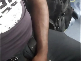 Batendo uma dentro do ônibus cheio de tesão hot gay guys porn