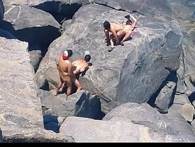 A PRAIA DE NUDISMO MAIS QUENTE DO RIO DE JANEIRO, NAS PEDRAS O SEXO ACONTECE COM MUITO TESÃO. asuka japan gay porn