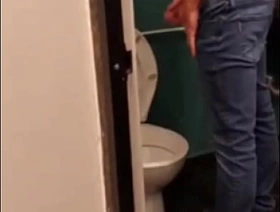 PEGUEI UM GRINGO NO BANHEIRO DO CINEMA.  TORA CABEÇUDA E LEITEIRA. OS MELHORES BANHEIRÕES ESTÃO NO Red-hot E SUBSCRIÇÃO vietnam gay sex porn