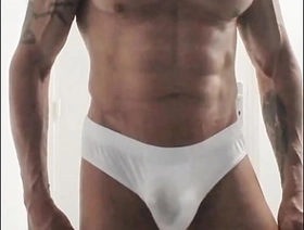 Exhib dans les vestiaires je pisse dans mon slip avant d'éjaculer dedans, gay porn japan student