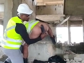 Eletricista safado trás os consolos da esposa, pro seu colega enfia nele na obra, fica todo arreganhado chinese gay young porn