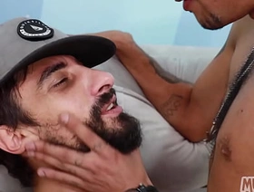 Sentando nos 23 centímetros de piroca do meu amigo! hot gay chinese porn