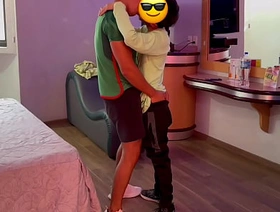 Por los gemidos de Gio, Omar está lamiendo y tocando los lugares correctos. Se acuesta, abre las piernas y Omar va directo al agujero de Gio. Gio se sube encima de Omar y se sienta sobre su polla indonesia porn gay