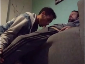 Unfearing disfruta de una deliciosa mamada mientras relaja en el sofá. gay porn japan office