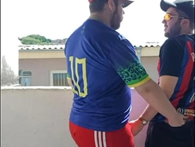 Ursão maloka comendo branquinho tatuado na laje (COMPLETO NO RED) gay hot kissing porn