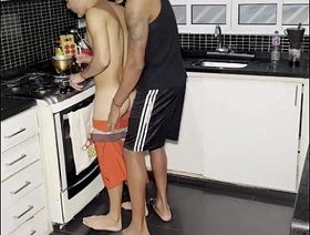 Vendedor de bala fode o cuzinho accomplish amigo na cozinha enquanto sua mae está na igreja korean threesome gay porn