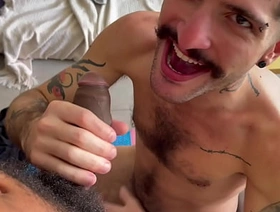 ELE CHUPA GOSTOSO E TEM UM PAU ENORME hot anal gay porn