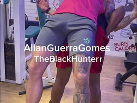 O lutador de MMA Allan guerra pegou o negão pra treinar e acabou em broderagem na sauna da academia hot black guys gay porn