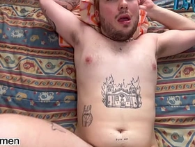 Branquinho do cu tatuado levando rola monstra (completo no RED) hot skinny gay porn