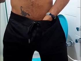 Alisando o pau no banheiro Pt1. hot sauna gay porn