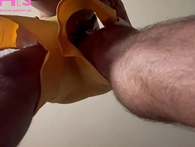 Gostoso de shorts na praia com a rola marcando hot gay india porn