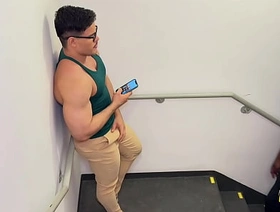 Segurança flagrou a gente não escada de emergência chinese indian gay porn