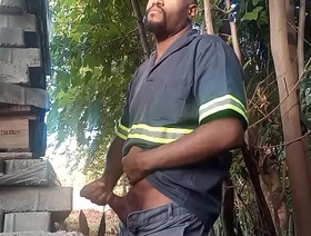 Trabador masturbando atas dos blocos da construção japan elated hug porn