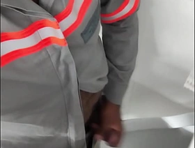 Trabalhador colação a rola pra fora do uniforme e começa a bater uma e começa a bater uma hot anime gay porn