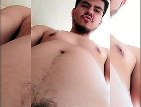 CHACALITO ORINANDO Y EXPRIMIÉNDOSE LA VERGA hot old man gay porn