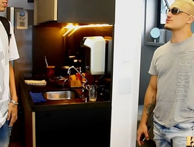 FLAGREI O MARIDO DA MINHA AMIGA TOMANDO BANHO, TIVE QUE BATER UMA VENDO telegram korean gay porn