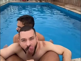 Reverzamento de Rola na cu do boy na piscina do Hotel chinese gangbang gay porn