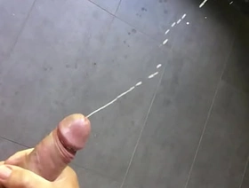 vor dem badezimmer fenster heftig mein sperma spritzen lassen hot sauna gay porn