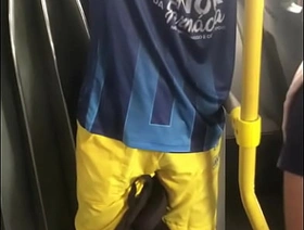 Boy ungenerous ônibus com a mala marcando hot underthings gay porn