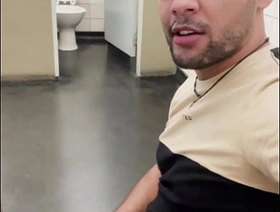 Mamando a rola do pedreiro da obra até o macho jorrar leitinho gay porn chinese spa