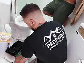 O encanador me comeu gostoso e ainda deu o rabo dele pra mim! hot setal gay porn