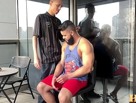 O BOMBADÃO MANDOU O BARBEIRO PICAR ATRÁS E ACABOU LEVANDO A PICADA NO CU str8boys japan gay porn