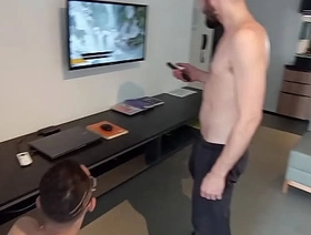 O MEU VIZINHO ARROMBOU MEU CÚ, SOFRIR NA ROLONA GROSSA E GRANDONA porn gay korean hot