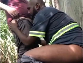 Trabalhador chupando o entregador no mato hot rimming gay porn