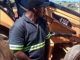 Trabalhador foi bater uma e o chefe quase pega ele com a mão na obra hot gay tube porn