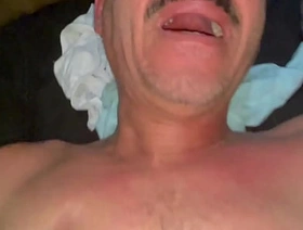 Porteiro entrou no quarto na hora que os machos estavam trepando, entrou na pica também e gemeu gostoso - FULL RED hot chest gay porn