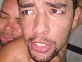 Trabalhador esperou todos irem embora do trabalho para foder com o Carlão, aquele que todos falam que tem pica de jumento - Spry Red-hot massage asian porn gay